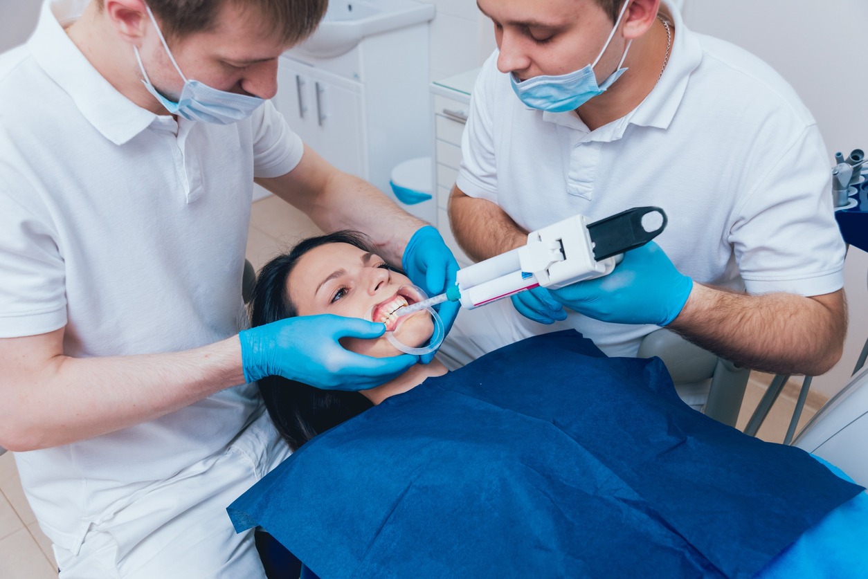 Aplicando tratamiento de endodoncia